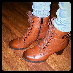 Like new Clarks tan ankle boots leather size 8.5